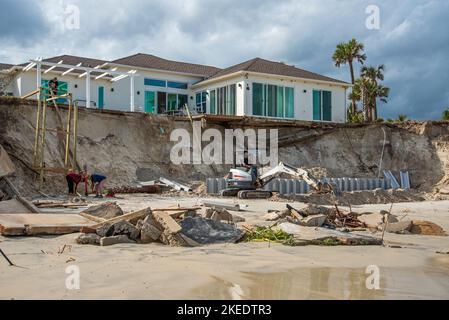 Wilbur-by-the-Sea, Florida – 11 novembre 2022: Distruzione causata dall'erosione della spiaggia e dal vento a causa degli uragani Ian e Nicole. Foto Stock