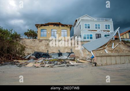 Wilbur-by-the-Sea, Florida – 11 novembre 2022: Distruzione causata dall'erosione della spiaggia e dal vento a causa degli uragani Ian e Nicole. Foto Stock