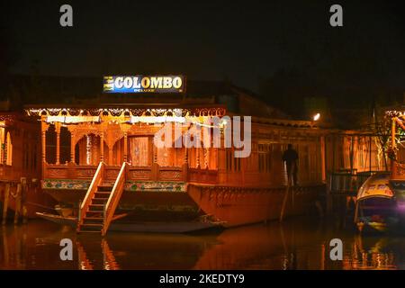 Srinagar, India. 11th Nov 2022. Un uomo cammina sul ponte della casa galleggiante durante una fredda serata a Srinagar. Credit: SOPA Images Limited/Alamy Live News Foto Stock