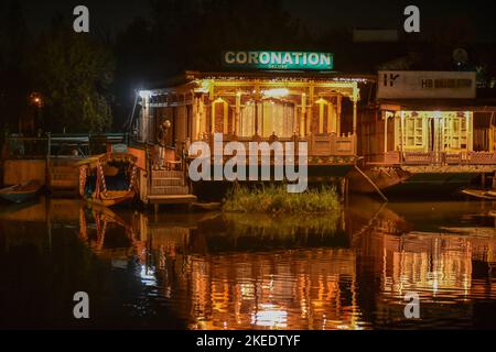 Srinagar, India. 11th Nov 2022. Un uomo cammina sul ponte della casa galleggiante durante una fredda serata a Srinagar. Credit: SOPA Images Limited/Alamy Live News Foto Stock