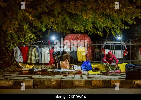 Srinagar, India. 11th Nov 2022. I venditori ambulanti vendono vestiti durante una serata fredda a Srinagar. Credit: SOPA Images Limited/Alamy Live News Foto Stock