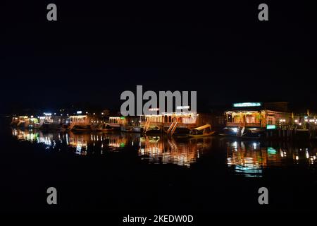 Srinagar, India. 11th Nov 2022. Un uomo rema la sua barca vicino alle case galleggianti durante una fredda serata a Srinagar. Credit: SOPA Images Limited/Alamy Live News Foto Stock