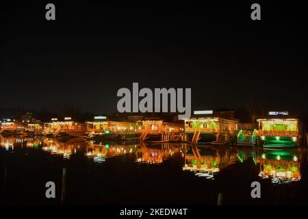 Srinagar, India. 11th Nov 2022. Una vista notturna delle case galleggianti illuminate sul lago dal a Srinagar. (Foto di Saqib Majeed/SOPA Images/Sipa USA) Credit: Sipa USA/Alamy Live News Foto Stock