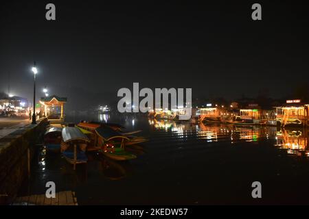 Srinagar, India. 11th Nov 2022. Una vista notturna del famoso lago dal a Srinagar. (Foto di Saqib Majeed/SOPA Images/Sipa USA) Credit: Sipa USA/Alamy Live News Foto Stock