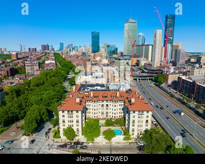 Storico edificio di appartamenti a Commonwealth Avenue con il moderno skyline di Boston Back Bay che include John Hancock Tower, Prudential Tower e One Dalton Foto Stock