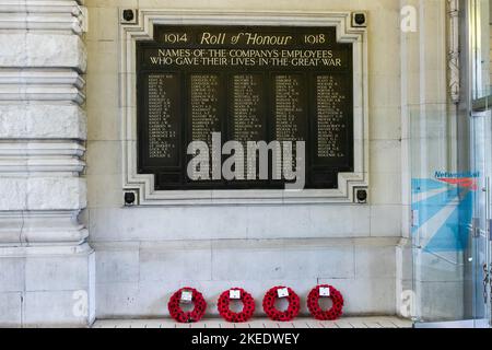 Londra, Regno Unito. 11th Nov 2022. Le corone del giorno dell'armistizio che commemoravano gli ex dipendenti defunti che hanno prestato servizio durante la Grande Guerra sono viste alla stazione di Waterloo, Londra. La 11th ora del 11th° giorno del 11th° mese è conosciuta come Armistice Day, quando le armi sono cadute in silenzio per porre fine alla prima guerra mondiale. Credit: SOPA Images Limited/Alamy Live News Foto Stock