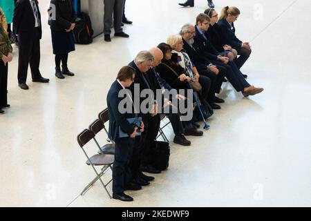 Londra, Regno Unito. 11th Nov 2022. I passeggeri e il personale si fermano per osservare un silenzio di due minuti per i militari che hanno perso la vita in conflitto alla stazione di Waterloo, Londra. La 11th ora del 11th° giorno del 11th° mese è conosciuta come Armistice Day, quando le armi sono cadute in silenzio per porre fine alla prima guerra mondiale. Credit: SOPA Images Limited/Alamy Live News Foto Stock