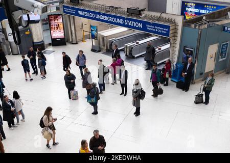 Londra, Regno Unito. 11th Nov 2022. I passeggeri e il personale si fermano per osservare un silenzio di due minuti per i militari che hanno perso la vita in conflitto alla stazione di Waterloo, Londra. La 11th ora del 11th° giorno del 11th° mese è conosciuta come Armistice Day, quando le armi sono cadute in silenzio per porre fine alla prima guerra mondiale. (Foto di Tejas Sandhu/SOPA Images/Sipa USA) Credit: Sipa USA/Alamy Live News Foto Stock