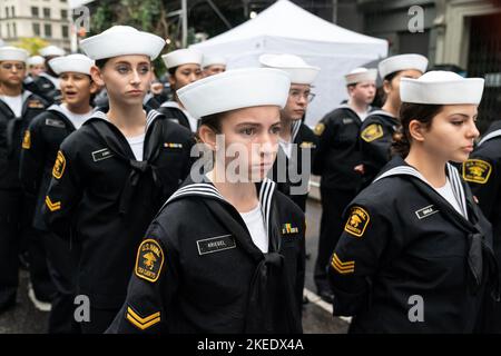 I membri del Naval Sea Cadets degli Stati Uniti marciano alla parata annuale del Veterans Day sulla 5th Avenue il 11 novembre 2022 Foto Stock