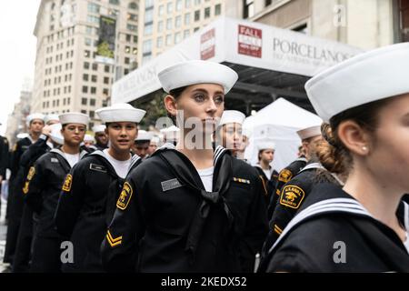 I membri del Naval Sea Cadets degli Stati Uniti marciano alla parata annuale del Veterans Day sulla 5th Avenue il 11 novembre 2022 Foto Stock