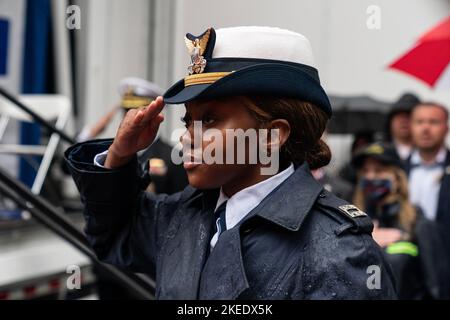 L'ufficiale della Guardia Costiera saluta durante la parata annuale del Veterans Day sulla 5th Avenue il 11 novembre 2022 Foto Stock