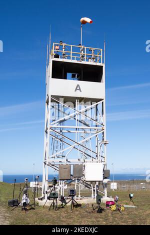 10 novembre 2022; Lompoc, CA, Stati Uniti; Una vista generale delle varie configurazioni di fotocamere dei fotografi media accanto a una piccola torre adiacente al servizio mobile Foto Stock