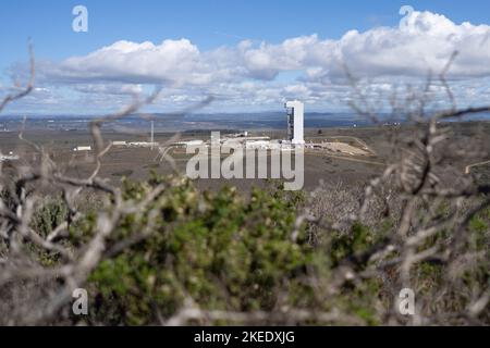 10 novembre 2022; Lompoc, CA, Stati Uniti; Una panoramica generale della Mobile Service Tower (MST) che ospita il razzo Atlas V della United Launch Alliance (ULA). Il razzo Foto Stock