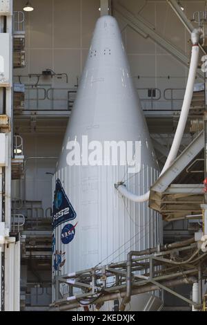 10 novembre 2022; Lompoc, CA, Stati Uniti; Una visione generale delle carenature dell'Atlante V della United Launch Alliance (ULA). Le carenature contengono il satellite polare congiunto Foto Stock