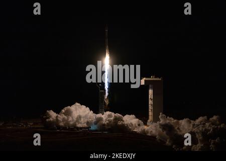 10 novembre 2022; Lompoc, CA, Stati Uniti; Il razzo Atlas V della United Launch Alliance (ULA) viene lanciato dallo Space Launch Complex-3 alla base della forza spaziale di Vandenberg. Foto Stock