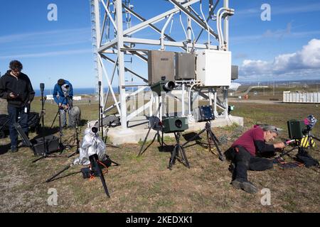 10 novembre 2022; Lompoc, CA, Stati Uniti; I fotografi e il personale del suono hanno allestito le apparecchiature prima del lancio di Atlas V della United Launch Alliance (ULA). L'Atla Foto Stock