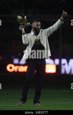 Karim Benzema del Real Madrid mostra la palla d'oro (Ballon dâ&#X80;&#x99;OR) ai fan di Lione durante il campionato francese Ligue 1 partita di calcio tra Olympique Lyonnais (Lione) e OGC Nice il 11 novembre 2022 allo stadio Groupama di Decines-Charpieu vicino Lione, Francia - Foto: Romain Biard/DPPI/LiveMedia Foto Stock