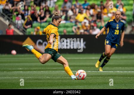 Melbourne, Australia. 12th Nov 2022. Melbourne, Victoria, novembre 12th 2022: Katrina Gorry (19 Australia) calcia la palla durante la partita internazionale amichevole tra Australia e Svezia all'AAMI Park di Melbourne, Australia. (NOE Llamas/SPP) Credit: SPP Sport Press Photo. /Alamy Live News Foto Stock