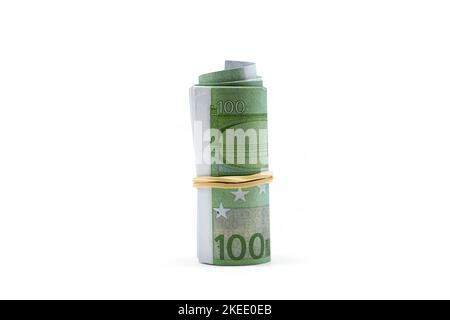 Arrotolato cento euro fatture su bianco. Rotolo di carta valuta europea. Foto Stock