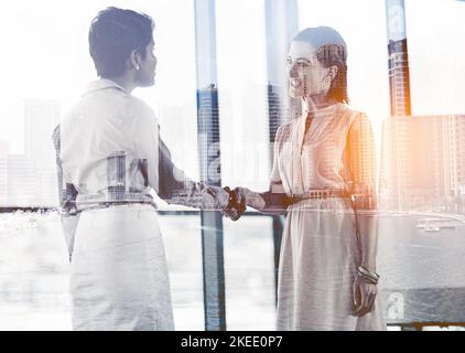 Salire la scala del successo. Foto a esposizione multipla di due donne d'affari che scuotono le mani sovrapposte a un paesaggio urbano. Foto Stock