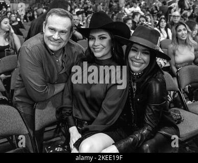 Miami, Stati Uniti d'America. 11th Nov 2022. MIAMI, FL - 11 NOVEMBRE: Alan Tacher, Ana Patricia Gamez e Karla Martinez vengono visti durante il concerto di Christian Nodal alla FTX Arena il 11 novembre 2022 a Miami, Florida. (Foto di Alberto E. Tamargo/Sipa USA) Credit: Sipa USA/Alamy Live News Foto Stock