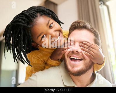 Adottato bambino, uomo o padre legame in gioco di divertimento in casa soggiorno, hotel o casa di famiglia in nascondere e cercare attività, amore e fiducia. Ritratto, sorriso Foto Stock