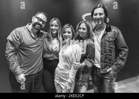 Miami, Stati Uniti d'America. 11th Nov 2022. MIAMI, FL - 11 NOVEMBRE: Enrique Santos, Karla Monroig, Adamari Lopez, Stephanie Himonidis e Quique Usales sono visti durante il concerto di Christian Nodal alla FTX Arena il 11 novembre 2022 a Miami, Florida. (Foto di Alberto E. Tamargo/Sipa USA) Credit: Sipa USA/Alamy Live News Foto Stock