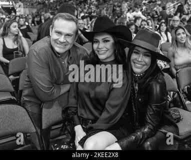 Miami, Stati Uniti d'America. 11th Nov 2022. MIAMI, FL - 11 NOVEMBRE: Alan Tacher, Ana Patricia Gamez e Karla Martinez vengono visti durante il concerto di Christian Nodal alla FTX Arena il 11 novembre 2022 a Miami, Florida. (Foto di Alberto E. Tamargo/Sipa USA) Credit: Sipa USA/Alamy Live News Foto Stock