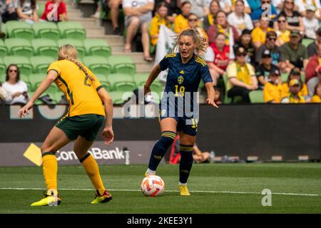 Melbourne, Australia. 12th Nov 2022. Melbourne, Victoria, novembre 12th 2022: Johanna Ryting Kaneryd (19 Svezia) si sgombererà con la palla durante la partita internazionale amichevole tra Australia e Svezia all'AAMI Park di Melbourne, Australia. (NOE Llamas/SPP) Credit: SPP Sport Press Photo. /Alamy Live News Foto Stock