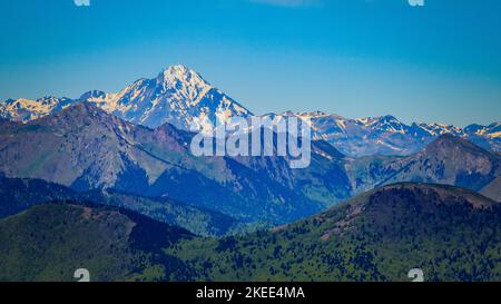 Vista dalla cima del Tuc de l'étang sul Pic du Midi de Bigorre nella catena montuosa dei Pirenei nel sud della Francia Foto Stock