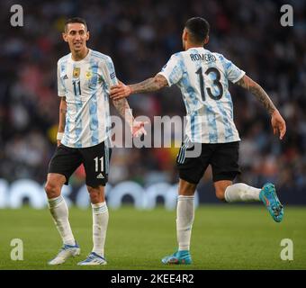 01 giu 2022 - Italia / Argentina - Finalissima 2022 - Stadio di Wembley Angel di Maria e Cristian Romero dell'Argentina durante la partita contro l'Italia allo Stadio di Wembley. Picture Credit : © Mark Pain / Alamy Foto Stock