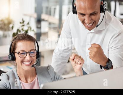 Call center, festeggiamenti e team soddisfatti del successo, del target e delle vendite di un consulente in formazione con la sua guida, allenatore o manager. Uomo e donna Foto Stock