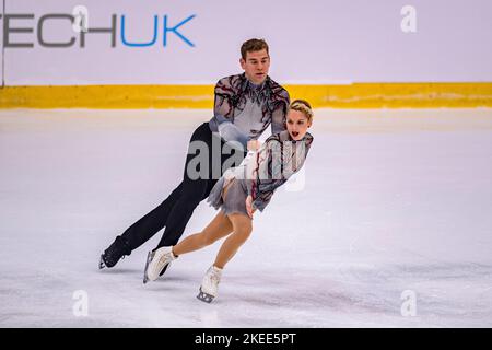 SHEFFIELD, Sheffield. 11th novembre 2022. Alexa Knierim e Brandon Frazier degli Stati Uniti si esibiscono in un breve programma a coppie durante il Gran Premio dell'ISU - MK John Wilson Trophy 2022 a ICE Sheffield venerdì 11 novembre 2022. SHEFFIELD, Sheffield. Credit: Taka G Wu/Alamy Live News Foto Stock