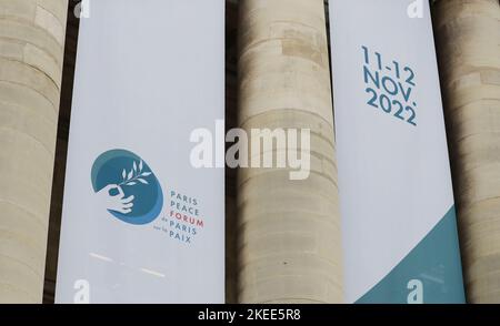 Parigi, Francia. 11th Nov 2022. Questa foto scattata il 11 novembre 2022 mostra l'esterno del Palais Brongniart, dove si tiene il quinto Forum di pace di Parigi, a Parigi, in Francia. Il quinto Forum di pace di Parigi è stato inaugurato venerdì, con il tema "cavalcare la multicrisis”. Credit: Gao Jing/Xinhua/Alamy Live News Foto Stock