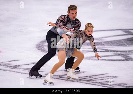 SHEFFIELD, Sheffield. 11th novembre 2022. Alexa Knierim e Brandon Frazier degli Stati Uniti si esibiscono in un breve programma a coppie durante il Gran Premio dell'ISU - MK John Wilson Trophy 2022 a ICE Sheffield venerdì 11 novembre 2022. SHEFFIELD, Sheffield. Credit: Taka G Wu/Alamy Live News Foto Stock