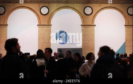 Parigi, Francia. 11th Nov 2022. I partecipanti partecipano al quinto Forum di pace di Parigi al Palais Brongniart di Parigi, Francia, 11 novembre 2022. Il quinto Forum di pace di Parigi è stato inaugurato venerdì, con il tema "cavalcare la multicrisis”. Credit: Gao Jing/Xinhua/Alamy Live News Foto Stock