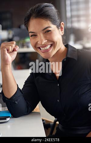 Tutto sta andando secondo il programma. Ritratto di una donna d'affari che fa una pompa di pugno. Foto Stock