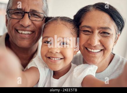 Selfie del telefono del bambino, dei nonni o del legame felice della famiglia, divertendosi e godete il tempo di qualità insieme nel paese. Ritratto con amore, sorriso e memoria fotografica Foto Stock