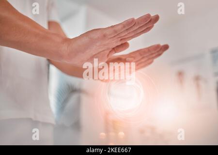 Spa, energia e mani di guaritore reiki facendo olistica aura, anima o chakra guarigione per la salute, il benessere o l'equilibrio spirituale. Potere di spiritualità Foto Stock