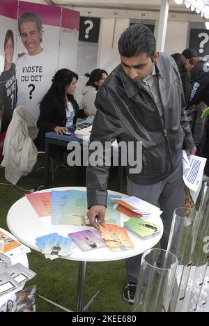 COPENHAGEN/DANMARK /DENMARK. Tenda di ricerca di lavoro, tutti i tipi di persone immigrate modestamente che riempiono i moduli e cercano lavoro alla tenda di lavoro al municipio di Copenhagen sept. 19, 2008 (FOTO DI FRANCIS DEAN / FOTO DEAN) Foto Stock