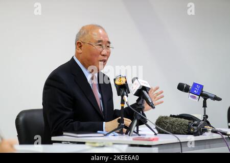 (221112) -- SHARM EL-SHEIKH, 12 novembre 2022 (Xinhua) -- Xie Zhenhua, rappresentante speciale del presidente cinese Xi Jinping e inviato speciale della Cina per il cambiamento climatico, risponde alle domande durante una conferenza stampa alla 27th sessione della Conferenza delle parti (COP27) alla Convenzione quadro delle Nazioni Unite sul cambiamento climatico (UNFCCC) a Sharm El-Sheikh, Egitto, 9 novembre 2022. La Cina sostiene la richiesta dei paesi in via di sviluppo, in particolare di quelli vulnerabili, di appellarsi ai fondi per le perdite e i danni dei paesi ricchi per quanto riguarda gli impatti del cambiamento climatico, ha affermato in questa sede mercoledì. Foto Stock