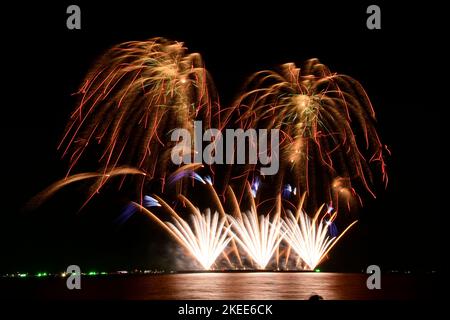 Festa dei fuochi d'artificio dalla riva del mare. Colorati fuochi d'artificio e lo sfondo del cielo notturno. Festival internazionale dei fuochi d'artificio a Pattaya Thai Foto Stock