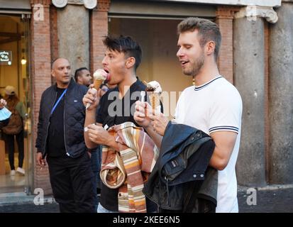 Roma, Italia. 11th Nov 2022. La gente mangia gelato a Roma, Italia, 11 novembre 2022. Grandi swath del nord Italia hanno vissuto quest'anno il più caldo ottobre da quando i record sono iniziati nel 1800, il Consiglio Nazionale delle Ricerche Italia ha detto Martedì. Credit: Jin Mamengni/Xinhua/Alamy Live News Foto Stock