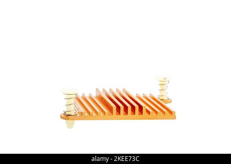 Un dissipatore di calore in rame per rilasciare calore dal chipset isolato su sfondo bianco Foto Stock