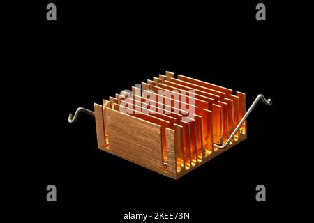 Un dissipatore di calore in rame per rilasciare calore dal chipset isolato su sfondo nero Foto Stock