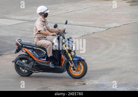 SAMUT PRAKAN, THAILANDIA, 29 2022 SETTEMBRE, Un uomo con casco cavalca una moto sulla strada della città Foto Stock