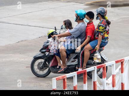 SAMUT PRAKAN, THAILANDIA, 29 2022 SETTEMBRE, I genitori cavalcano una moto con i bambini Foto Stock