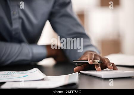 Contabile, pianificazione finanziaria e contabile uomo utilizzando calcolatrice e documenti per il budget, libro paga o profitto, mentre fare la revisione fiscale o la relazione. Mani Foto Stock