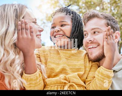 Madre, padre e bambino in giardino, famiglia felice in picnic all'aperto nel parco, adozione positiva con amore e sostegno. Famiglia, donna e uomo con piccolo Foto Stock