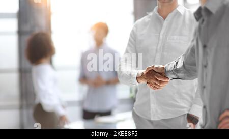 uomini d'affari che scuotono le mani strettamente. primo piano. Foto Stock